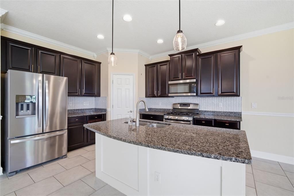 For Rent: $3,100 (4 beds, 2 baths, 2319 Square Feet)