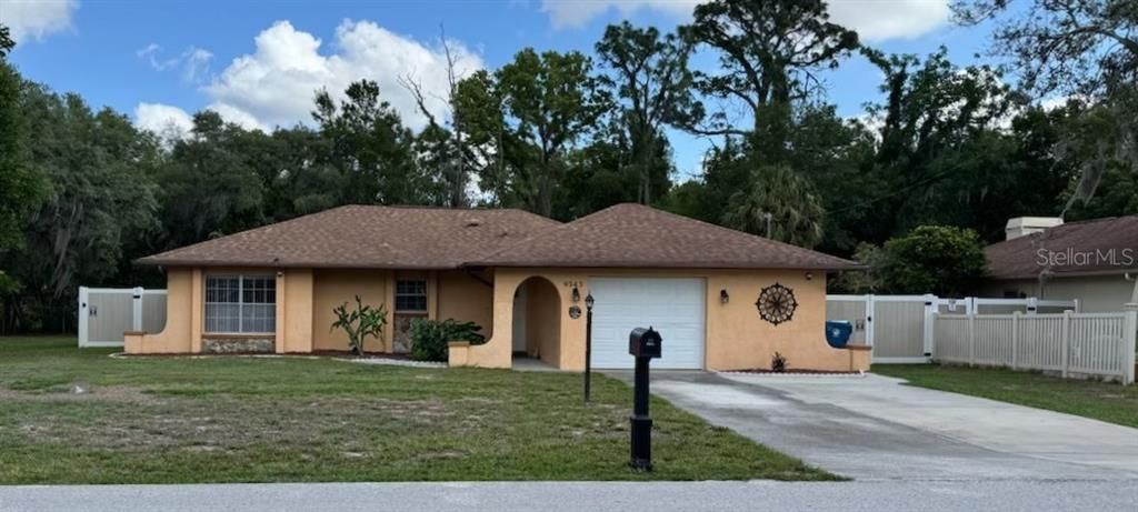 Active With Contract: $249,999 (2 beds, 2 baths, 1112 Square Feet)