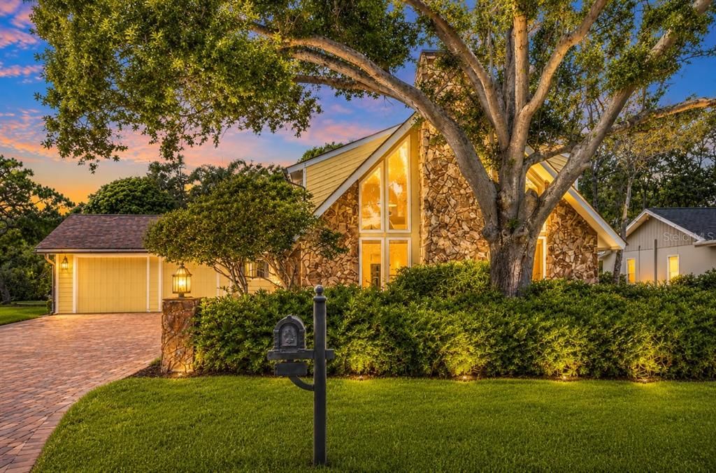 For Sale: $1,100,000 (3 beds, 2 baths, 2820 Square Feet)