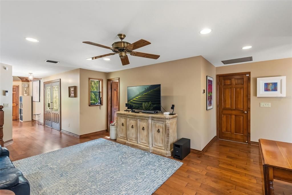 For Sale: $1,100,000 (3 beds, 2 baths, 2820 Square Feet)