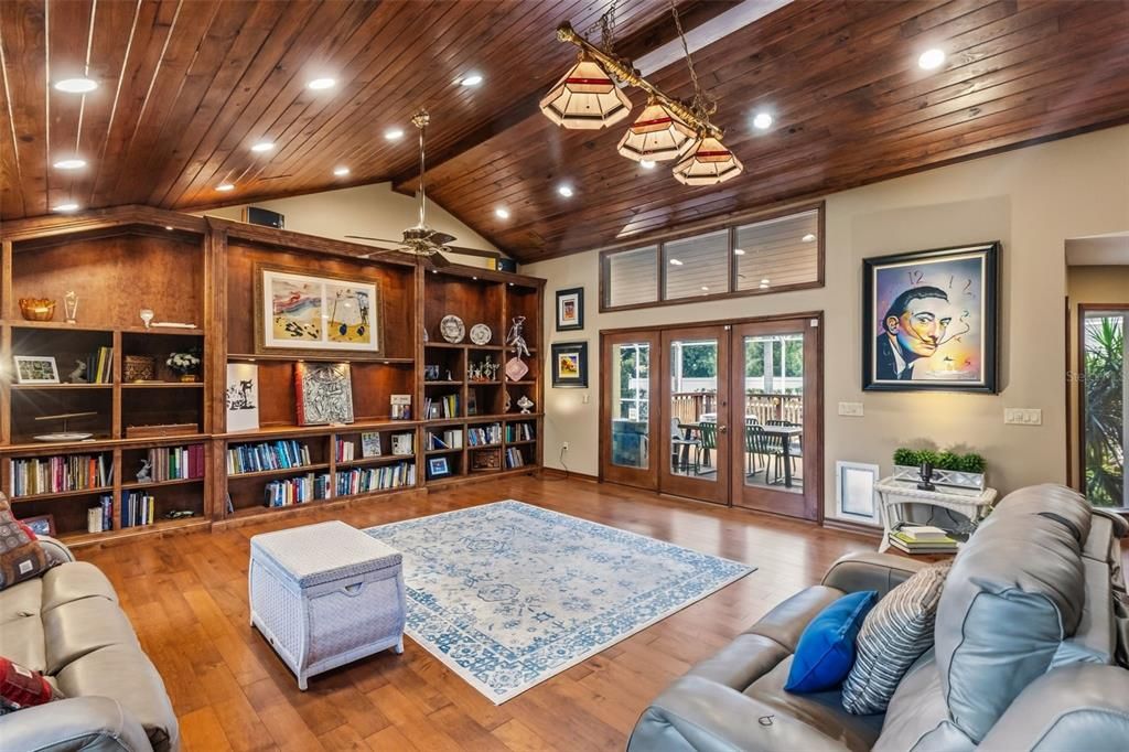 For Sale: $1,100,000 (3 beds, 2 baths, 2820 Square Feet)