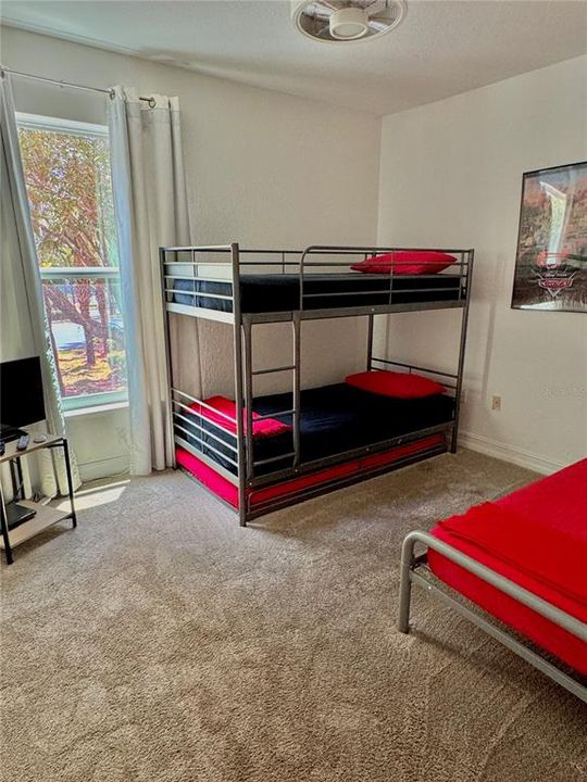 Activo con contrato: $236,000 (4 camas, 2 baños, 1377 Pies cuadrados)
