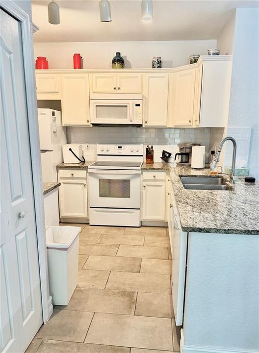 Activo con contrato: $236,000 (4 camas, 2 baños, 1377 Pies cuadrados)