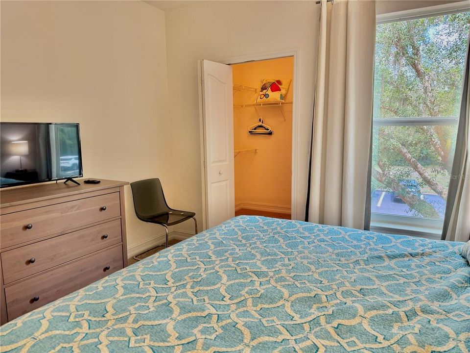 Activo con contrato: $236,000 (4 camas, 2 baños, 1377 Pies cuadrados)