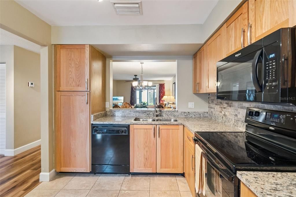 For Sale: $240,000 (2 beds, 2 baths, 1026 Square Feet)
