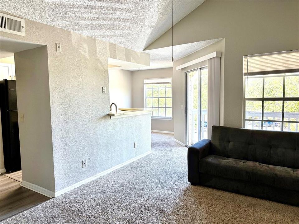 For Sale: $130,000 (1 beds, 1 baths, 673 Square Feet)
