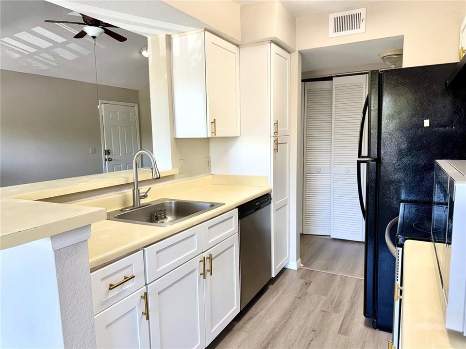 For Sale: $130,000 (1 beds, 1 baths, 673 Square Feet)