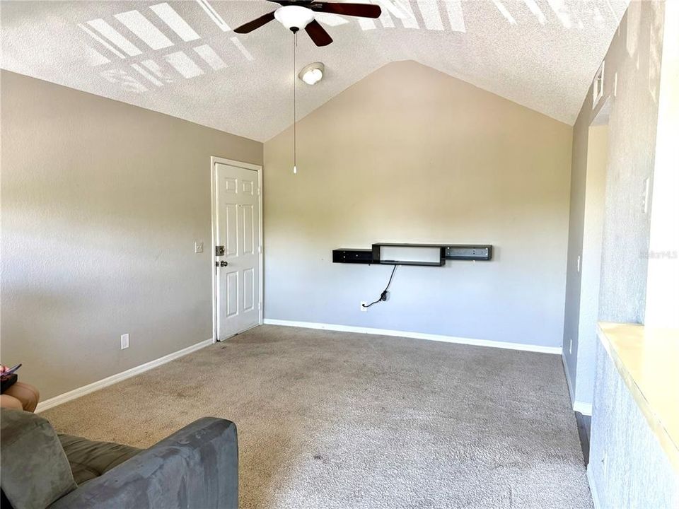 For Sale: $130,000 (1 beds, 1 baths, 673 Square Feet)