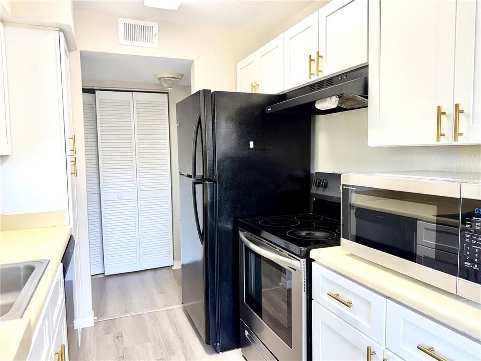 For Sale: $130,000 (1 beds, 1 baths, 673 Square Feet)