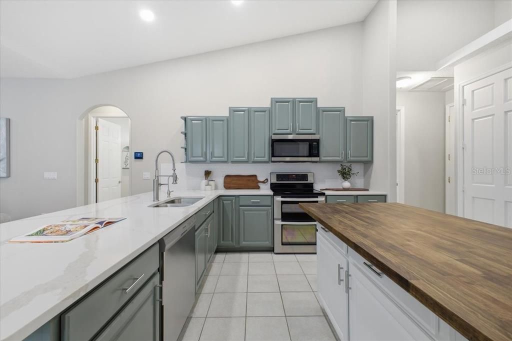 Activo con contrato: $699,000 (4 camas, 3 baños, 2888 Pies cuadrados)