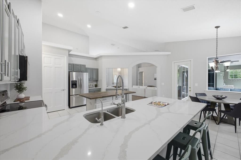 Activo con contrato: $699,000 (4 camas, 3 baños, 2888 Pies cuadrados)