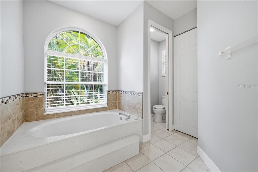 Activo con contrato: $699,000 (4 camas, 3 baños, 2888 Pies cuadrados)