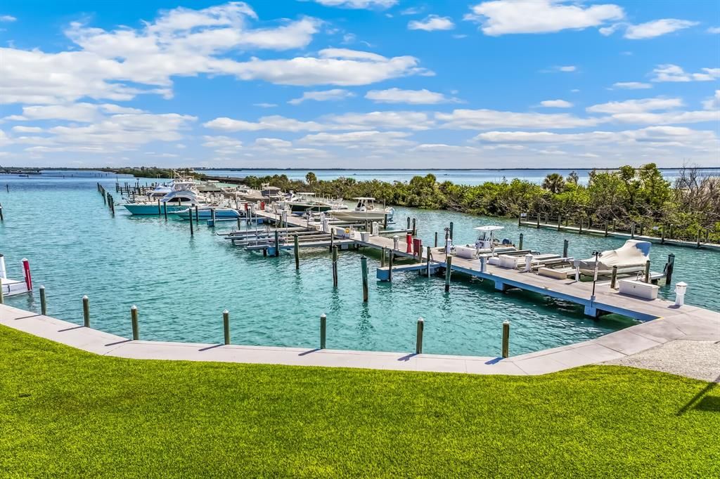 For Sale: $495,000 (1 beds, 1 baths, 686 Square Feet)