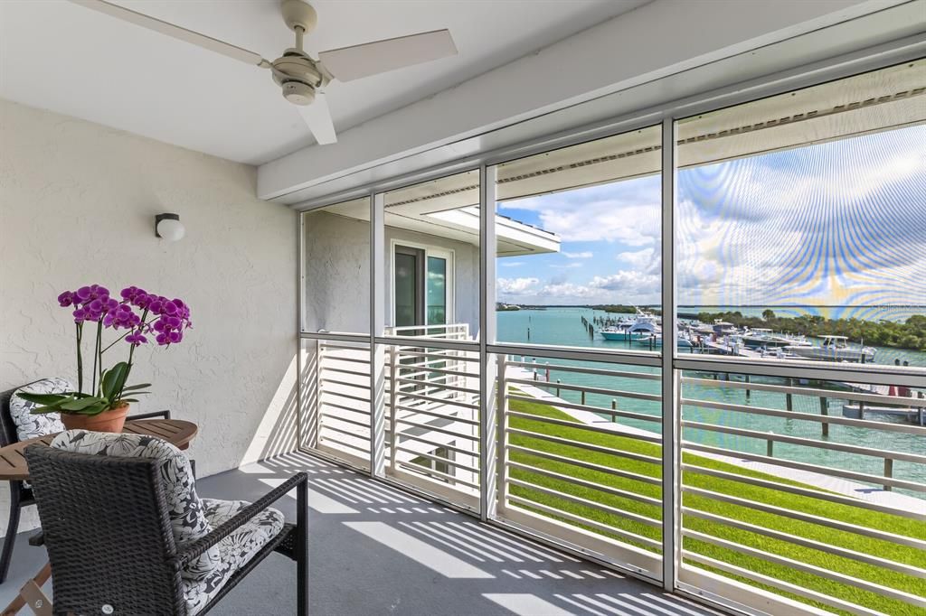 For Sale: $495,000 (1 beds, 1 baths, 686 Square Feet)