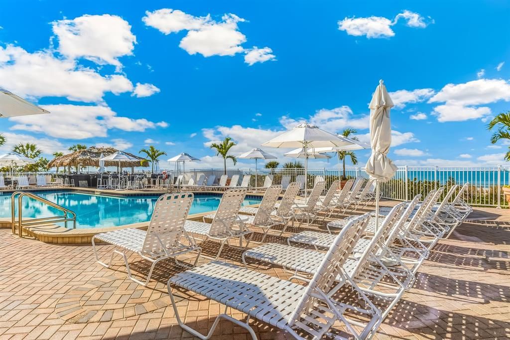 For Sale: $495,000 (1 beds, 1 baths, 686 Square Feet)