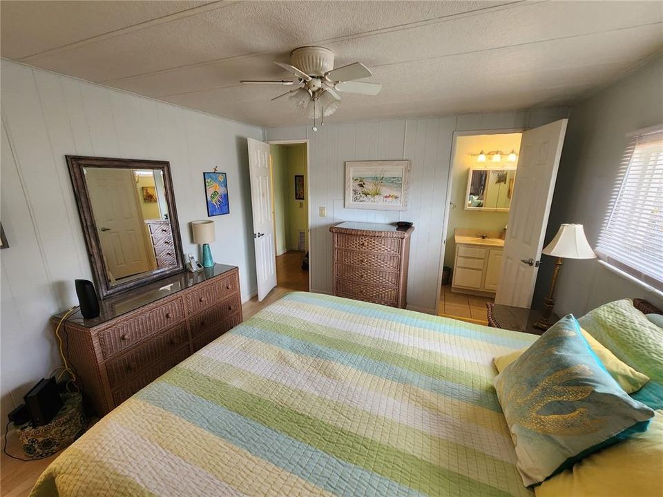 For Sale: $170,000 (2 beds, 2 baths, 816 Square Feet)