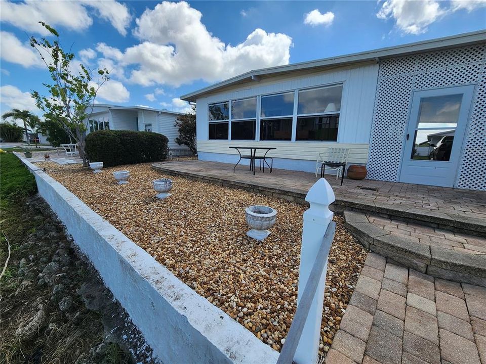 For Sale: $170,000 (2 beds, 2 baths, 816 Square Feet)