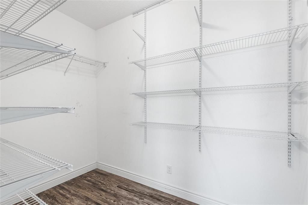 Activo con contrato: $3,925 (4 camas, 4 baños, 3155 Pies cuadrados)
