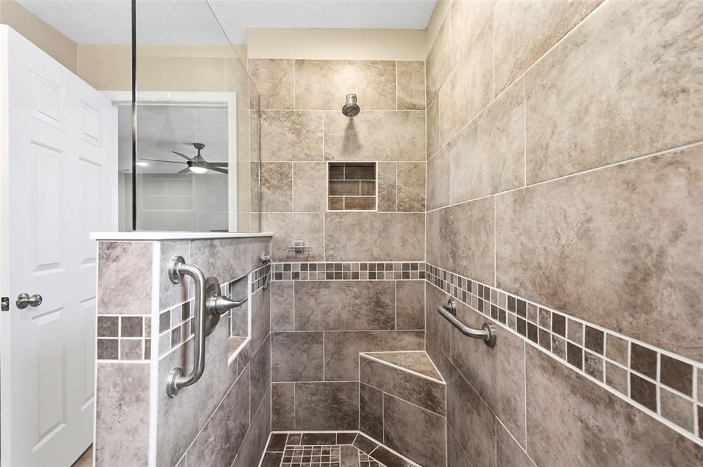 En Venta: $369,000 (4 camas, 2 baños, 2050 Pies cuadrados)
