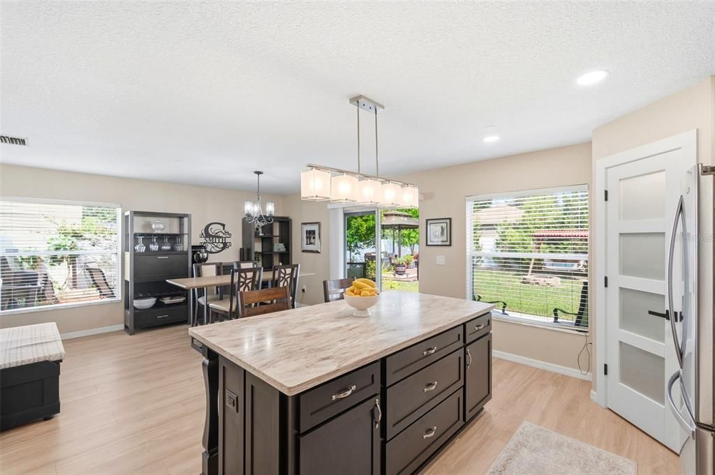 En Venta: $369,000 (4 camas, 2 baños, 2050 Pies cuadrados)