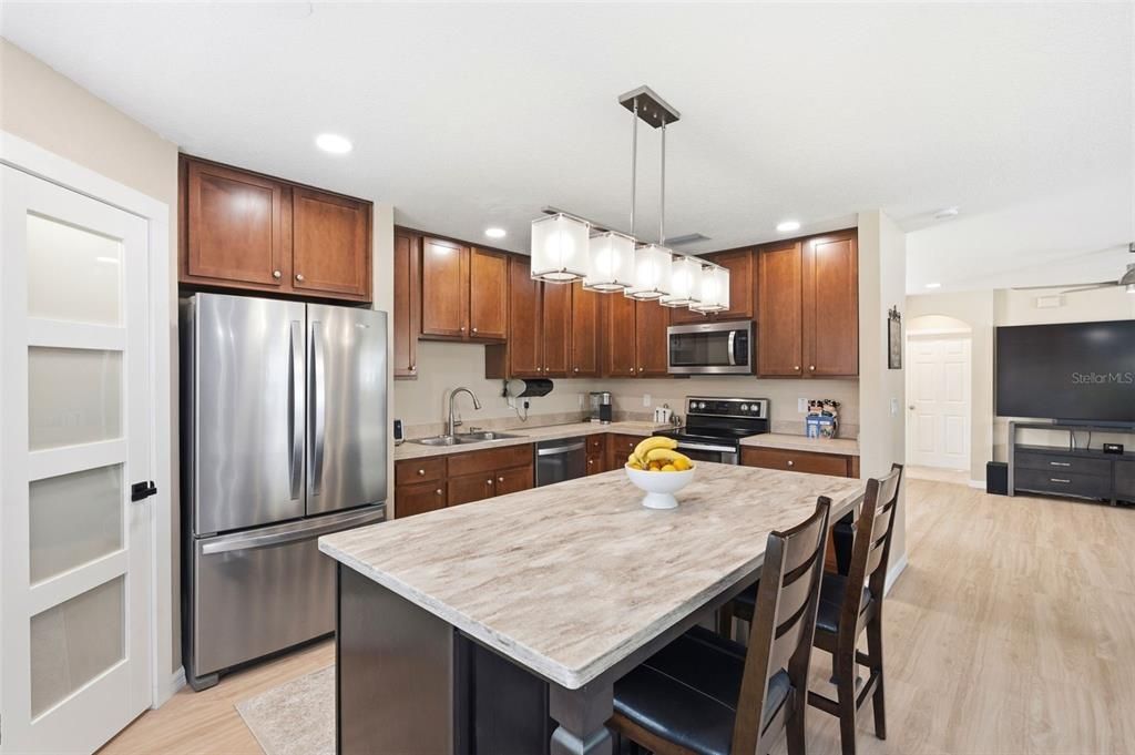 En Venta: $369,000 (4 camas, 2 baños, 2050 Pies cuadrados)