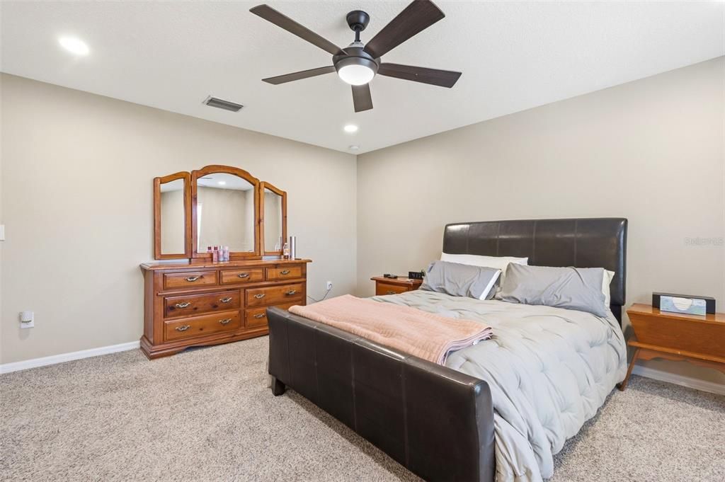 En Venta: $369,000 (4 camas, 2 baños, 2050 Pies cuadrados)