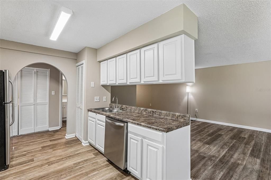 For Sale: $139,900 (2 beds, 2 baths, 1518 Square Feet)