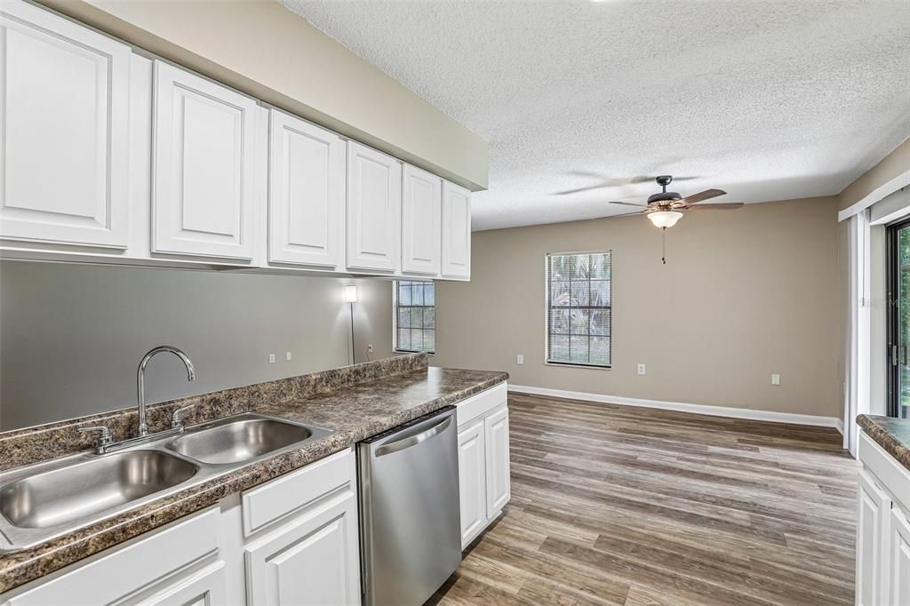 For Sale: $139,900 (2 beds, 2 baths, 1518 Square Feet)