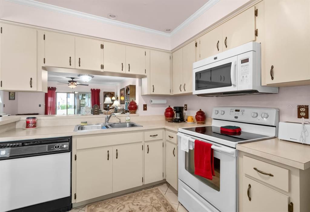 На продажу: $122,400 (2 спален, 2 ванн, 1073 Квадратных фут)