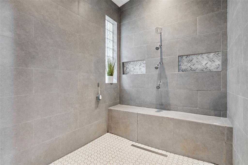 En Venta: $1,100,000 (3 camas, 2 baños, 2360 Pies cuadrados)