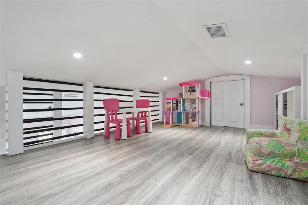 En Venta: $1,100,000 (3 camas, 2 baños, 2360 Pies cuadrados)