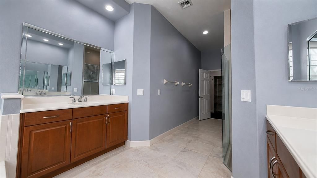 For Rent: $3,200 (5 beds, 4 baths, 3438 Square Feet)
