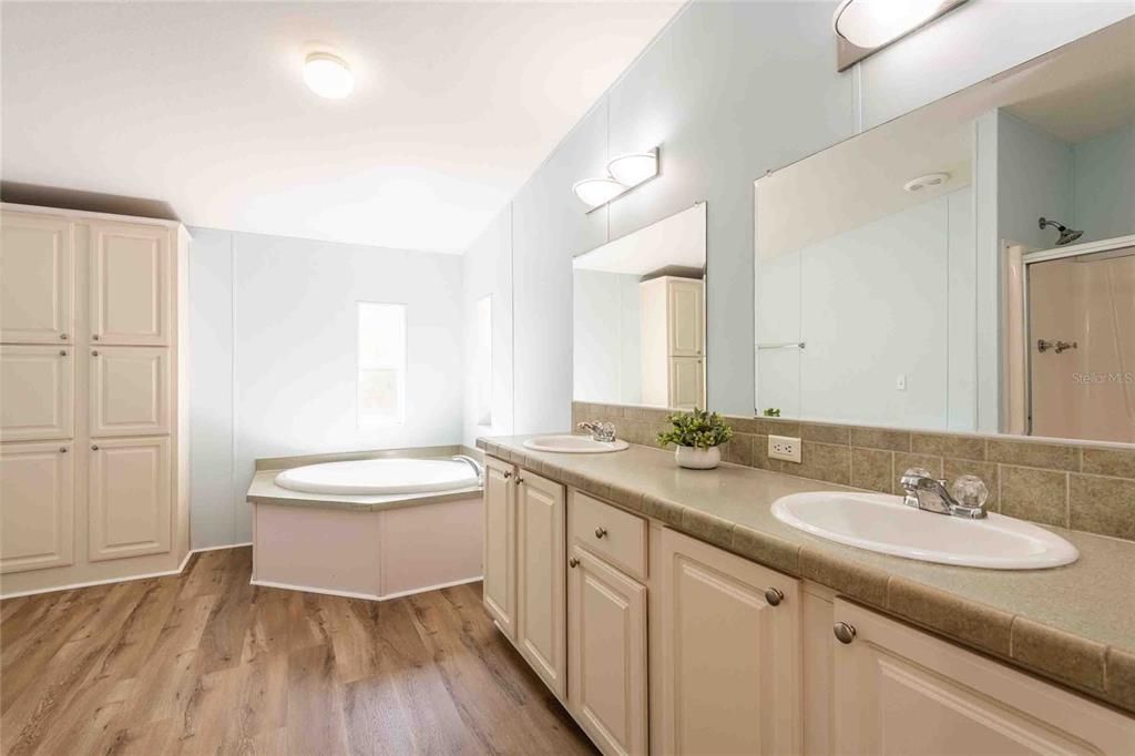 En Venta: $400,000 (4 camas, 3 baños, 2356 Pies cuadrados)