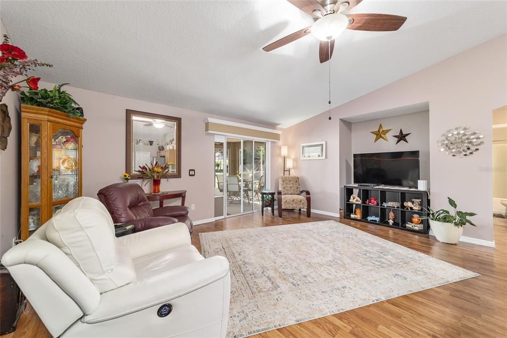 For Sale: $279,900 (3 beds, 2 baths, 1624 Square Feet)