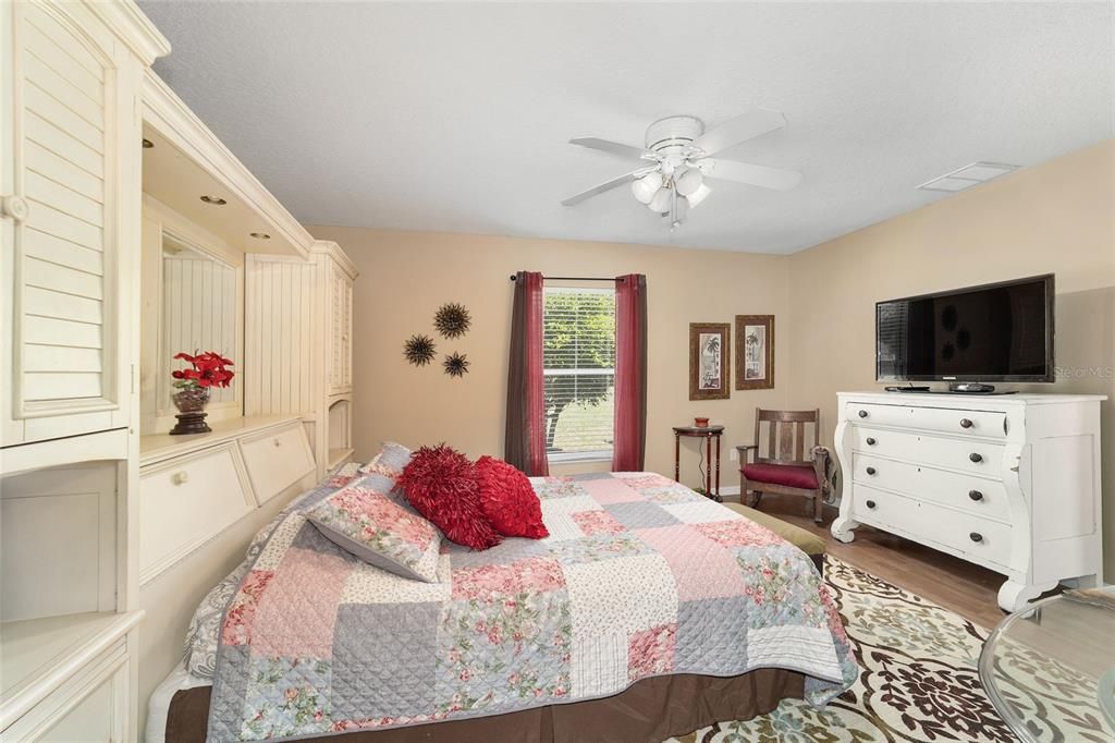 For Sale: $279,900 (3 beds, 2 baths, 1624 Square Feet)
