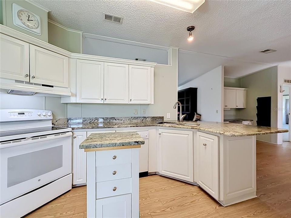 For Sale: $209,900 (2 beds, 2 baths, 1354 Square Feet)