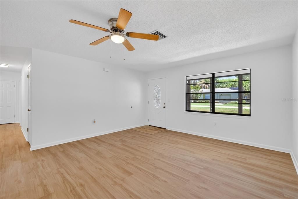 For Sale: $325,000 (3 beds, 2 baths, 1468 Square Feet)