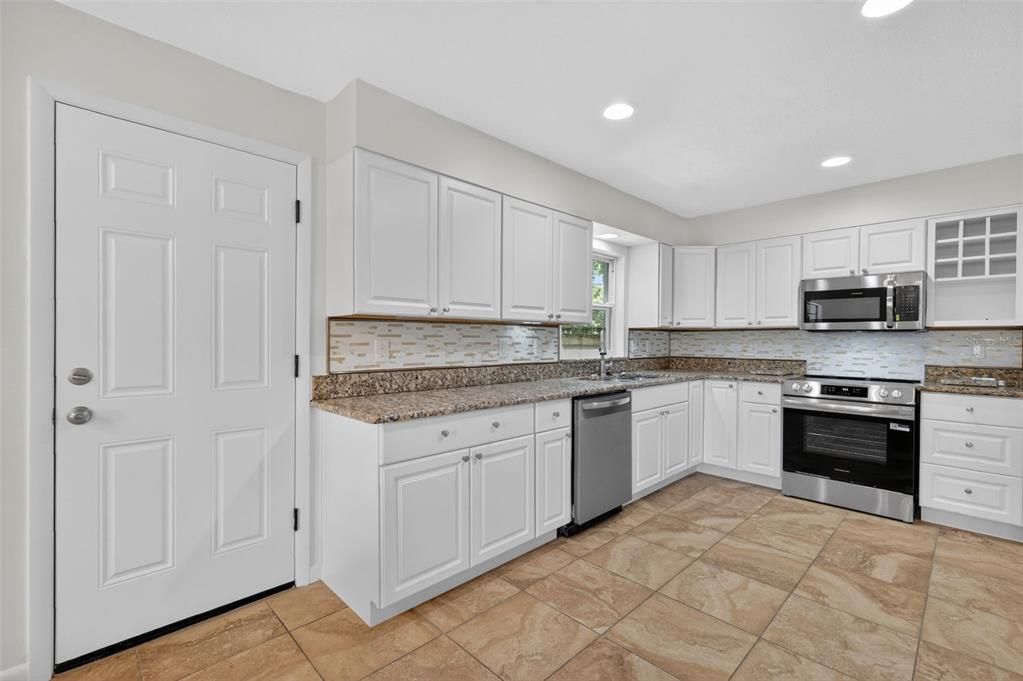 For Sale: $325,000 (3 beds, 2 baths, 1468 Square Feet)