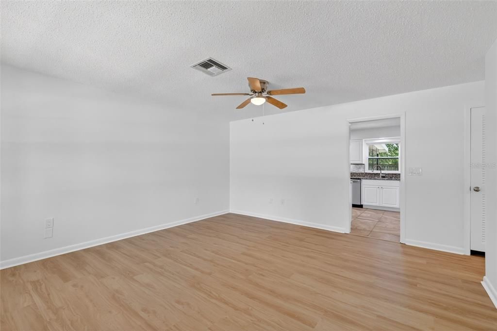 For Sale: $325,000 (3 beds, 2 baths, 1468 Square Feet)