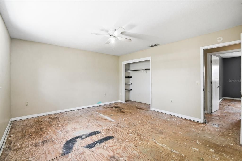 For Sale: $299,900 (5 beds, 2 baths, 2305 Square Feet)