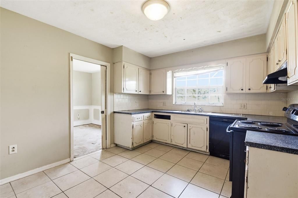 For Sale: $299,900 (5 beds, 2 baths, 2305 Square Feet)