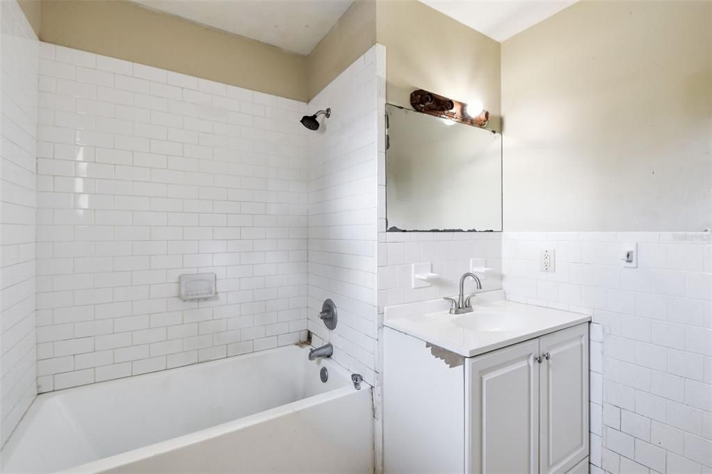For Sale: $299,900 (5 beds, 2 baths, 2305 Square Feet)