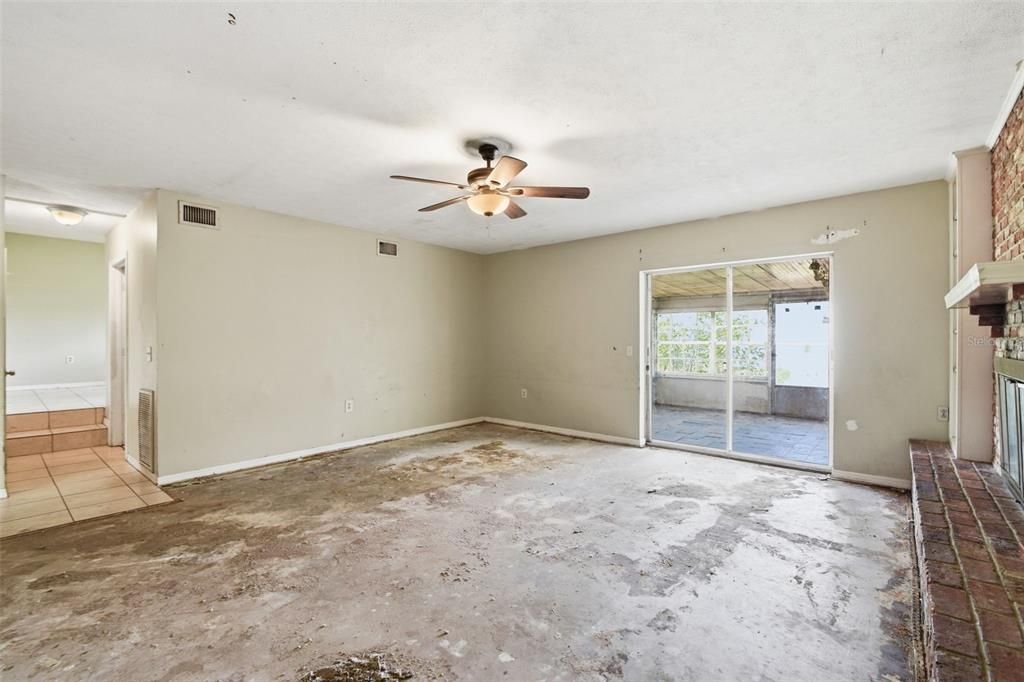 For Sale: $299,900 (5 beds, 2 baths, 2305 Square Feet)