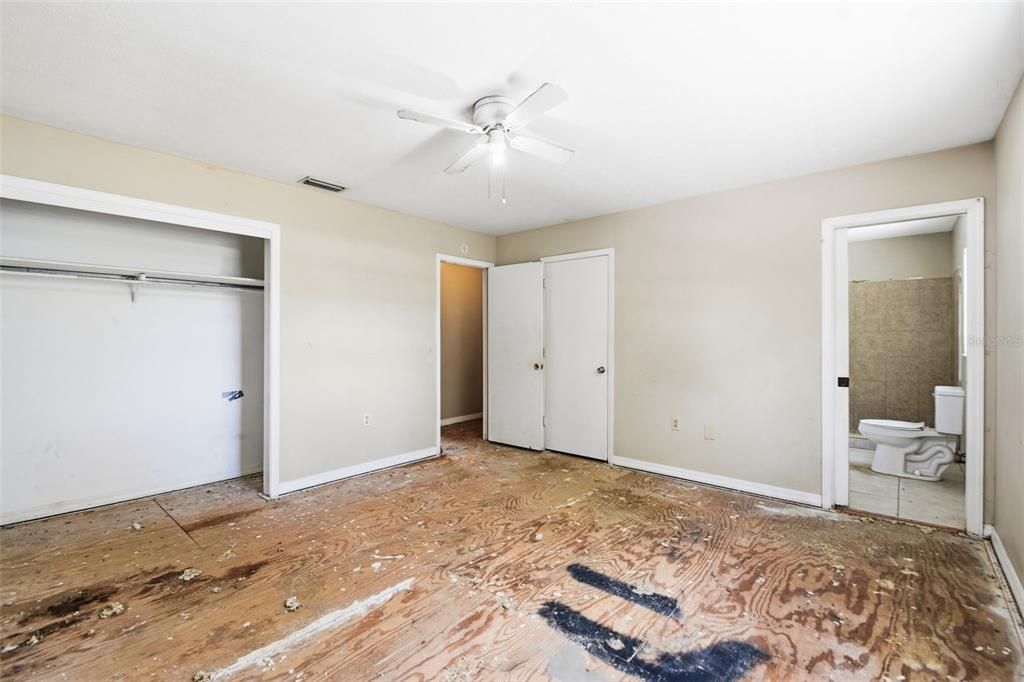For Sale: $299,900 (5 beds, 2 baths, 2305 Square Feet)