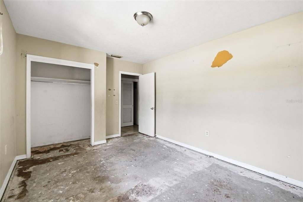 For Sale: $299,900 (5 beds, 2 baths, 2305 Square Feet)