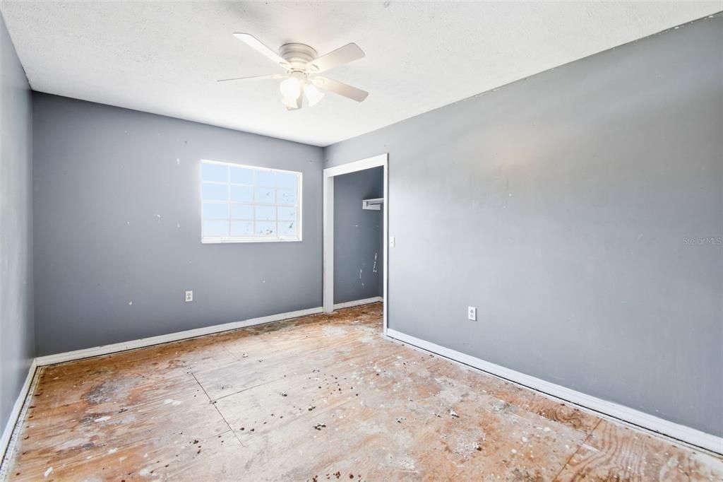 For Sale: $299,900 (5 beds, 2 baths, 2305 Square Feet)