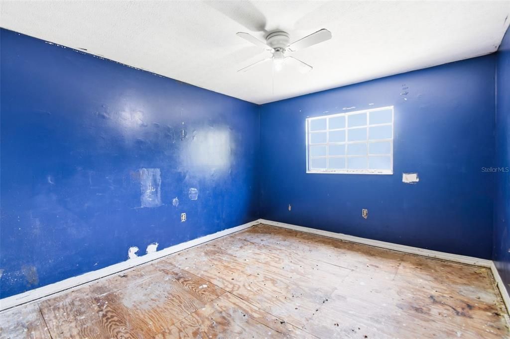 For Sale: $299,900 (5 beds, 2 baths, 2305 Square Feet)
