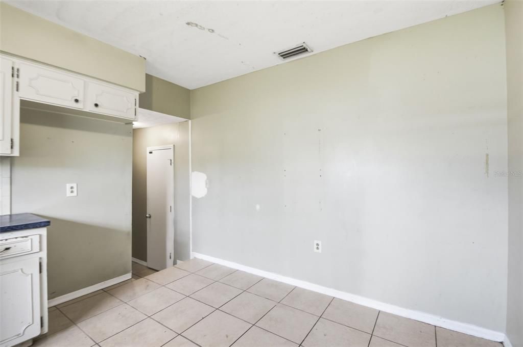 For Sale: $299,900 (5 beds, 2 baths, 2305 Square Feet)