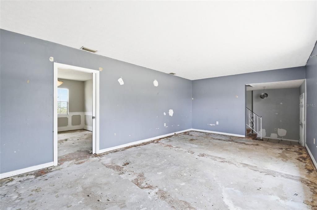 For Sale: $299,900 (5 beds, 2 baths, 2305 Square Feet)