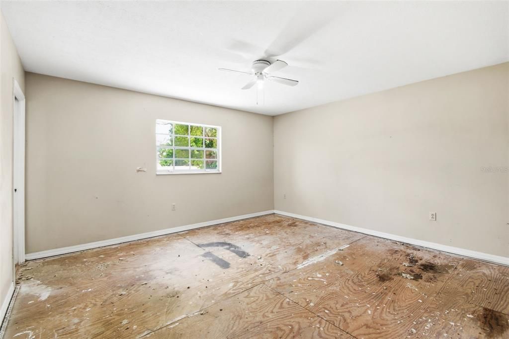 For Sale: $299,900 (5 beds, 2 baths, 2305 Square Feet)